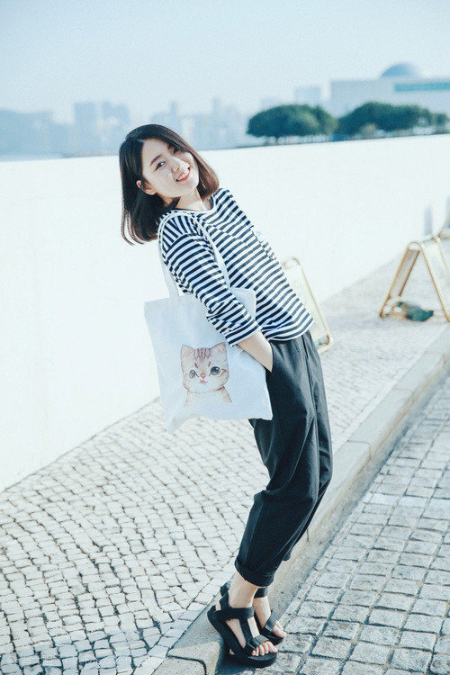 开云体育入口-夏季高空滑索挑战,飞跃山谷的极速体验,飞跃滑梯